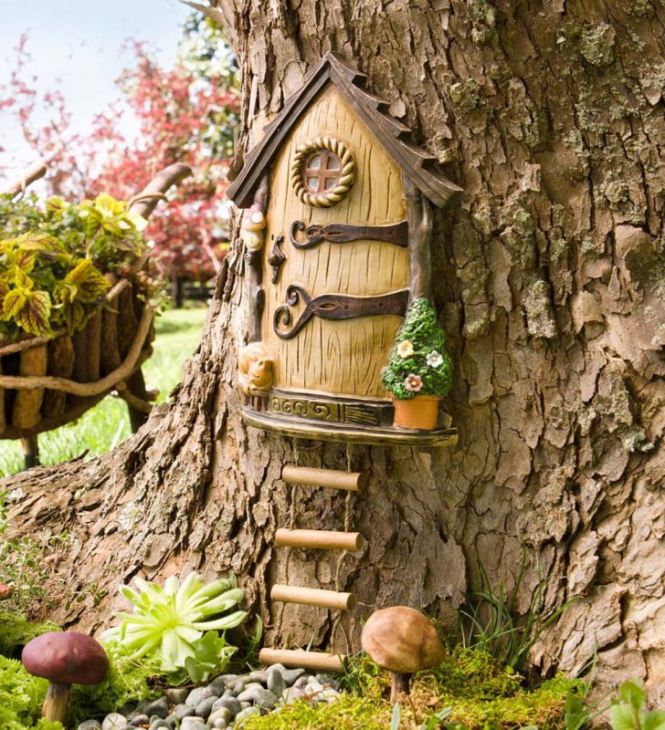 Декоративный домик в стволе дерева