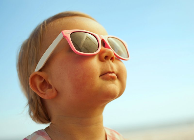 Ребенок в солнечных очках