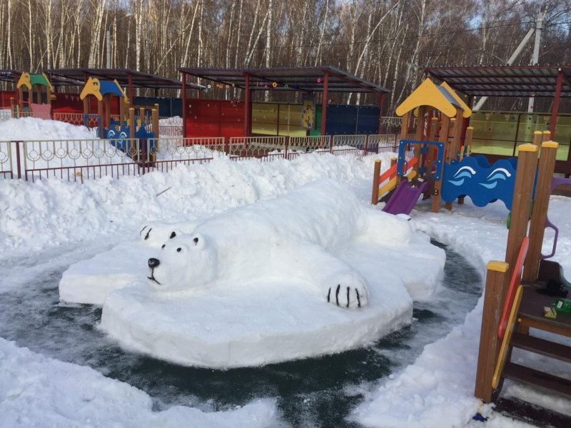Постройка из снега белый медведь