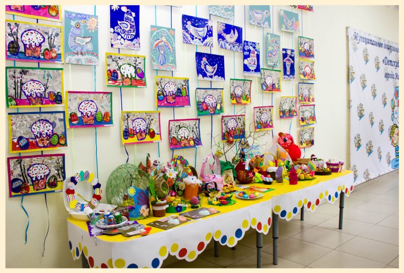 Оформление выставки работ детей в детском саду