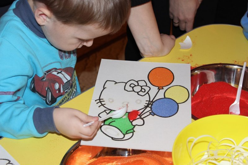 Рисование цветным песком для детей