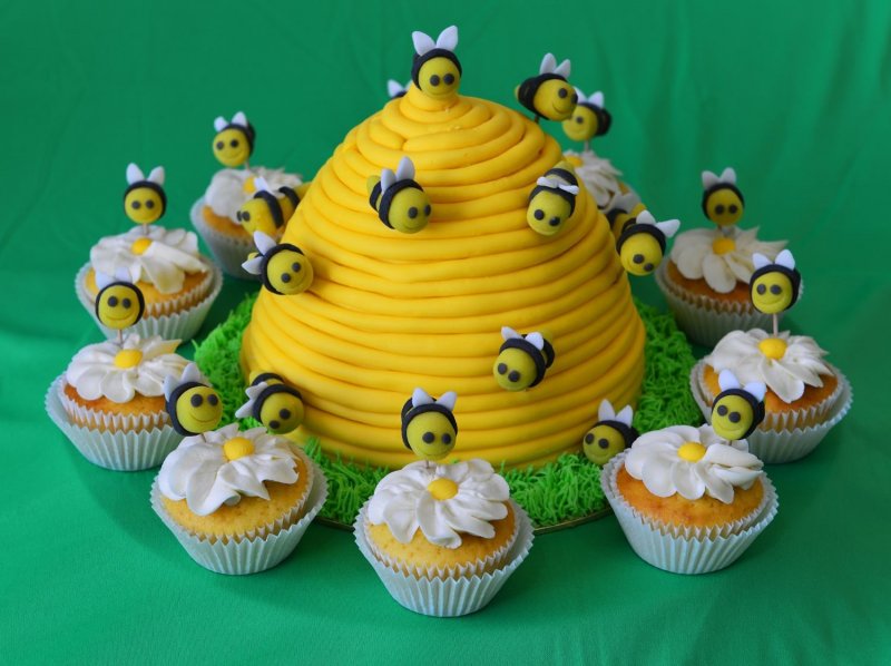 Пирожные в виде пчелы