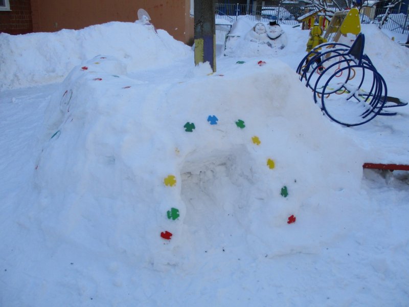 Снежные постройки в детском саду на участке