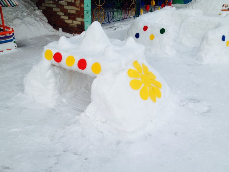 Снежные постройки в детском саду на участке