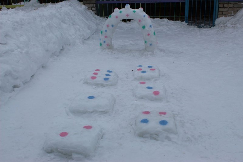 Паровозик из снега в детском саду