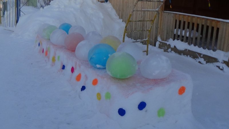 Необычные снежные постройки в детском саду