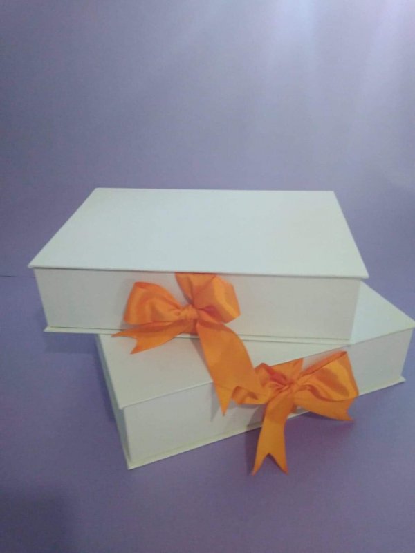 Подарочная коробка из переплетного картона желтый цвет