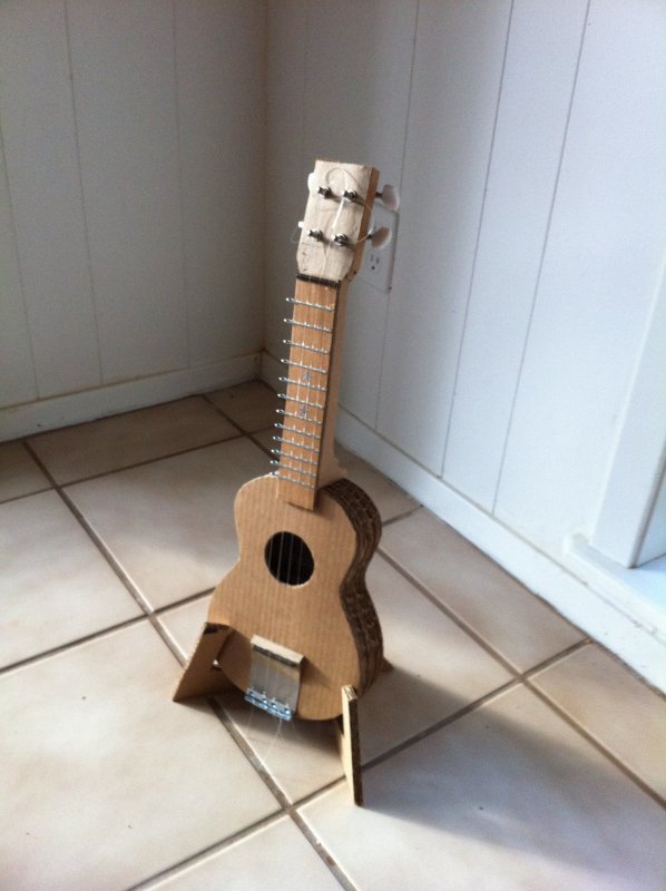 Муляж гитары из картона