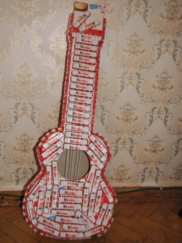 Гитара из картона и резинок
