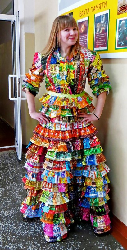 Платье из конфетных оберток