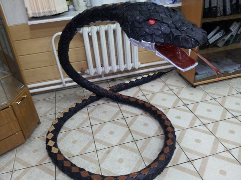 Змея из велосипедной покрышки