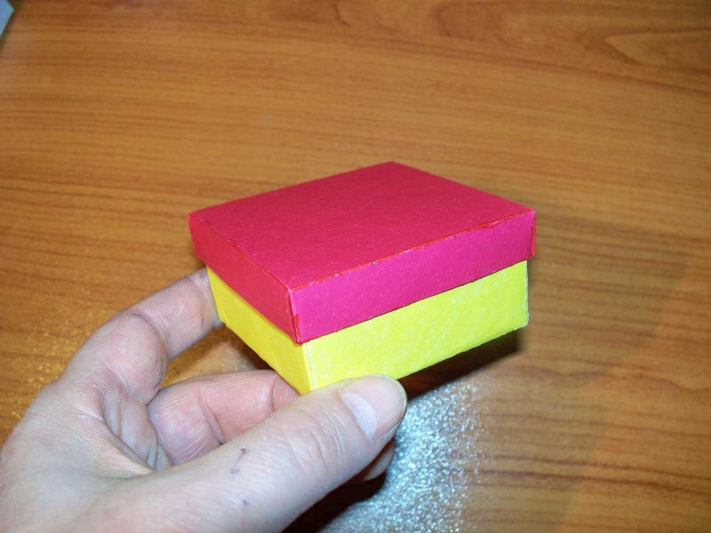 Коробочка из цветной бумаги