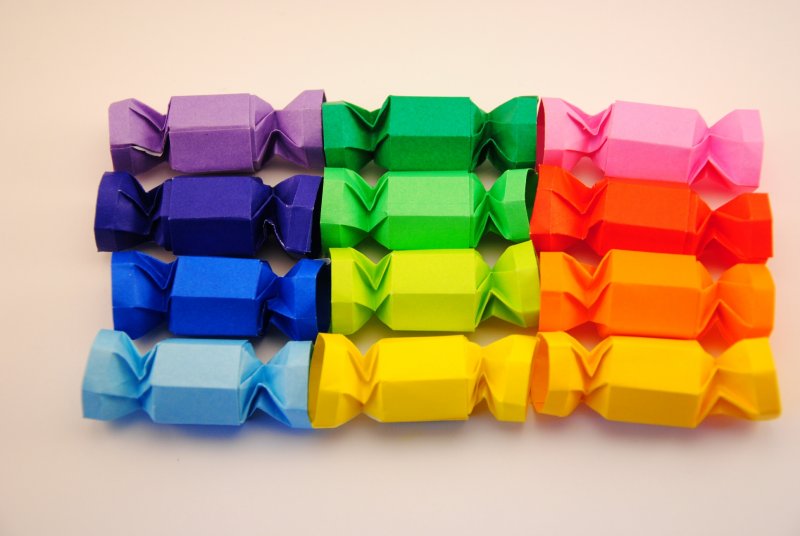 Конфеты из цветной бумаги