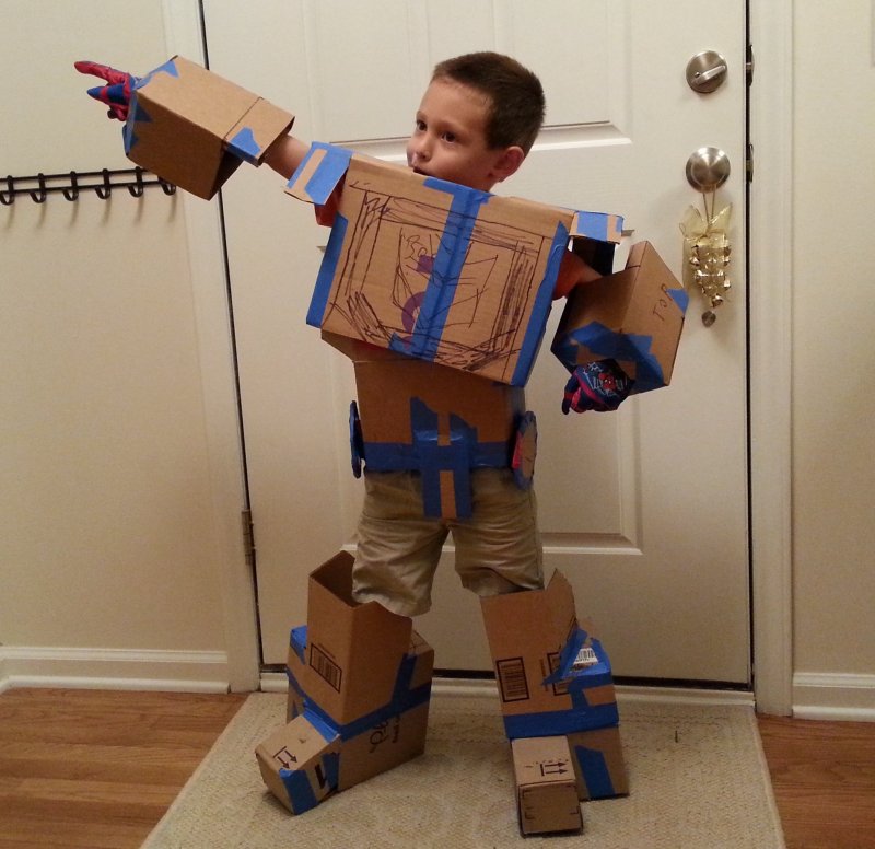 Костюм робота из картонных коробок