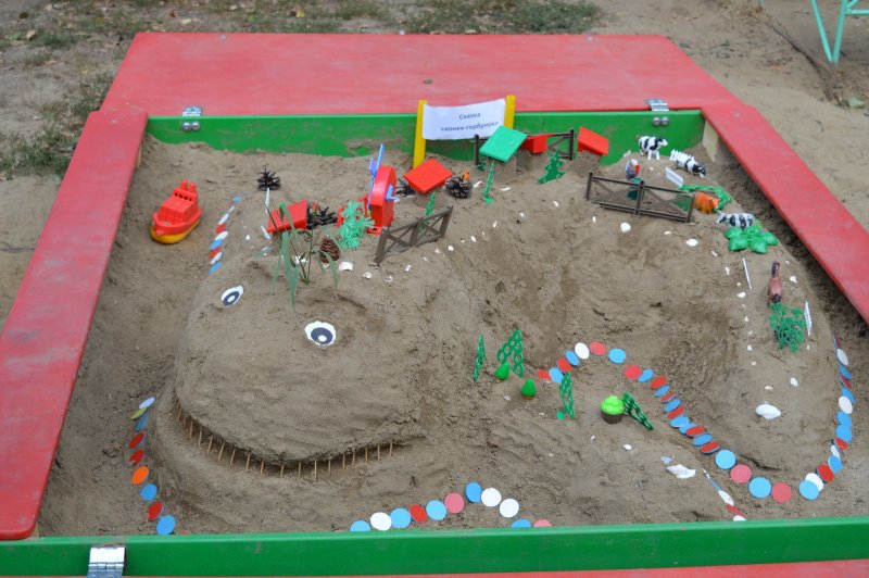 Замок из песка в песочнице детского сада