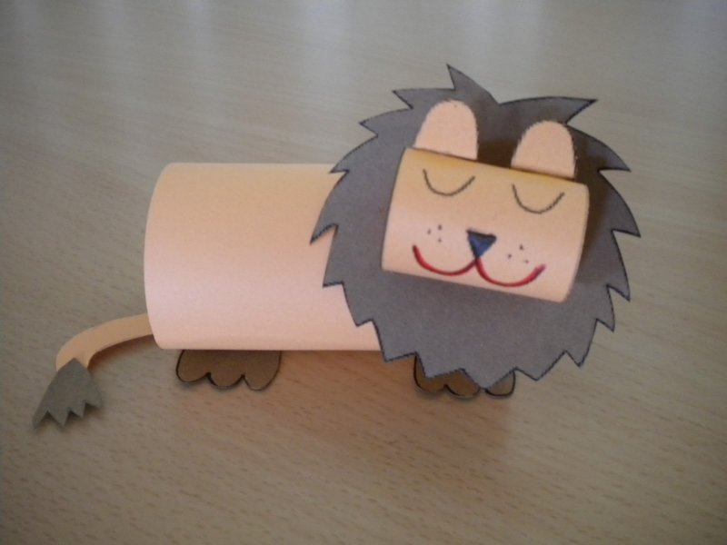 Лев из рулона туалетной бумаги