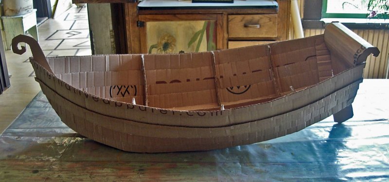 Лодка из картонной коробки
