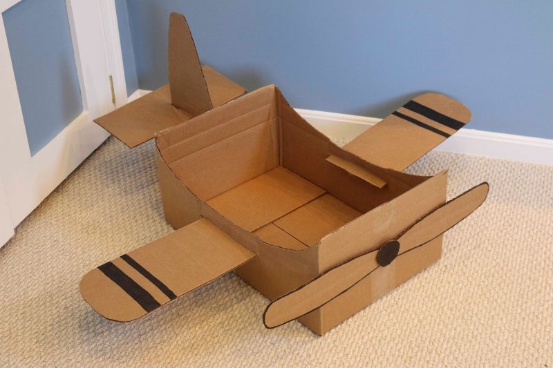 Самолет из картонных коробок