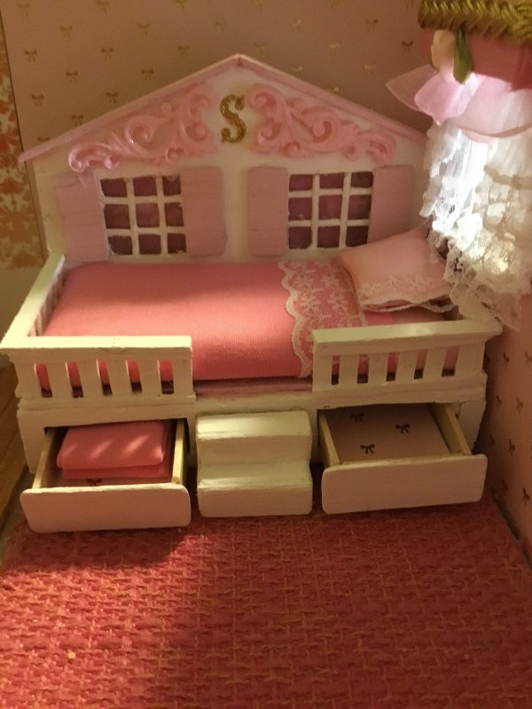 Двухъярусная кровать для кукол из коробки