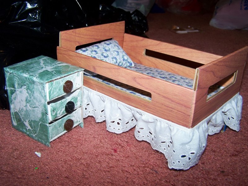 Кроватка для куклы из картонной коробки своими руками