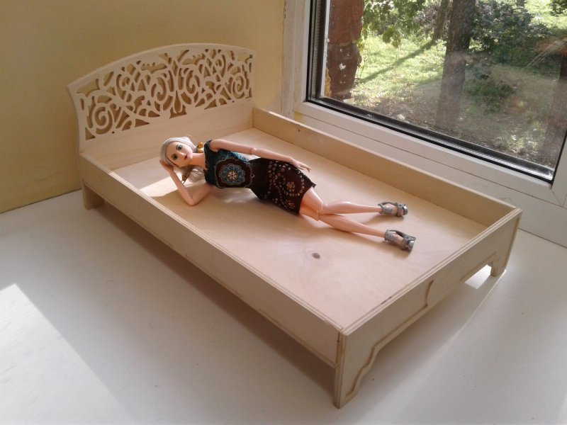 Кровать из картона для кукол