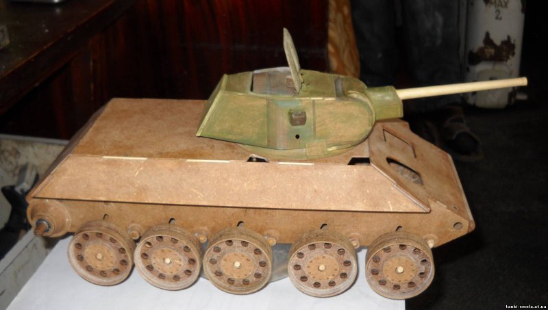 Модель танка из картона