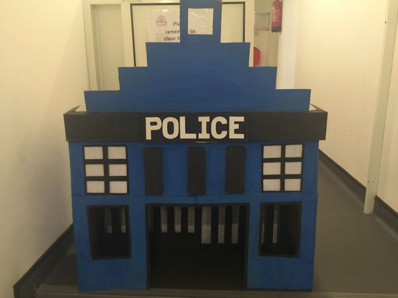 Полицейский участок из картона