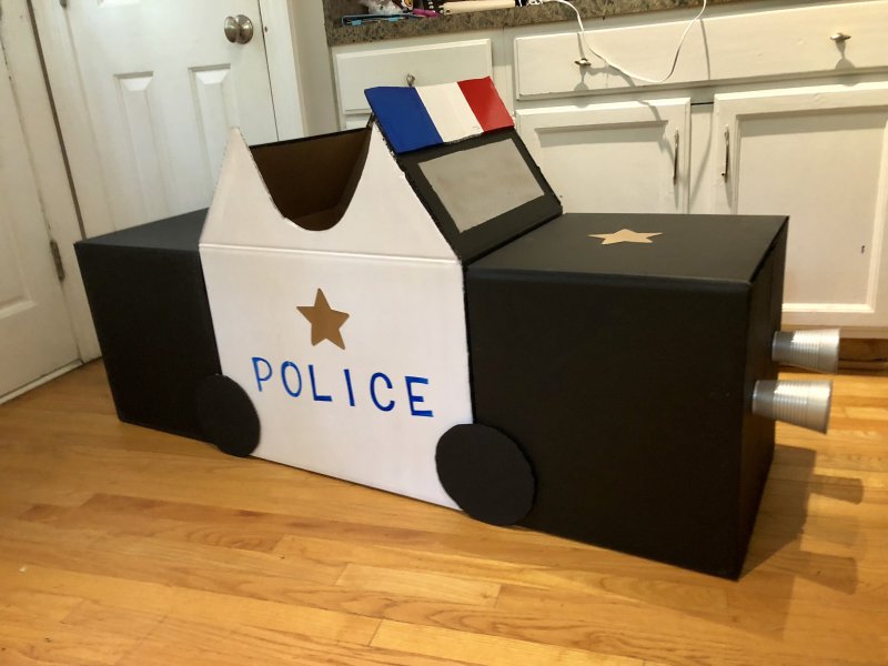 Полицейская машина из картонной коробки