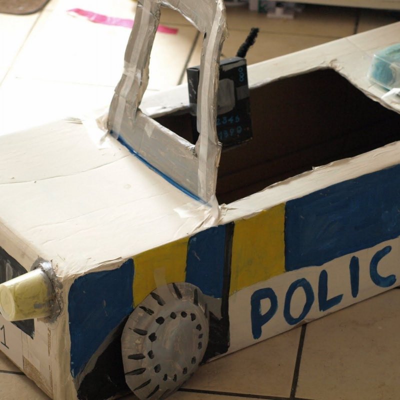 Полицейская машина из картонной коробки