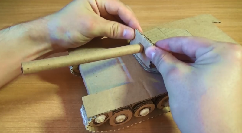 Покрасить танк из картона