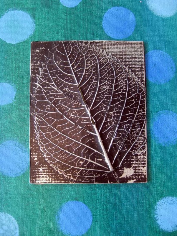 Панно с отпечатками листьев