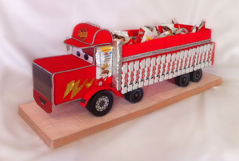 Пожарная машина из конфет