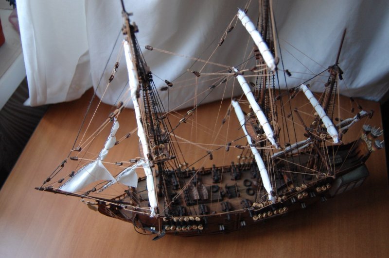 Модель парусника - пиратский корабль из бумаги