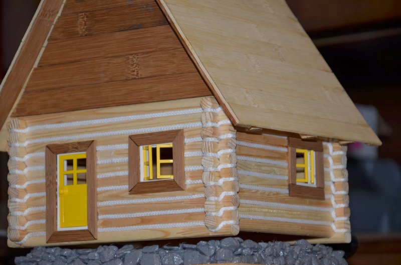 Маленький деревянный домик поделка