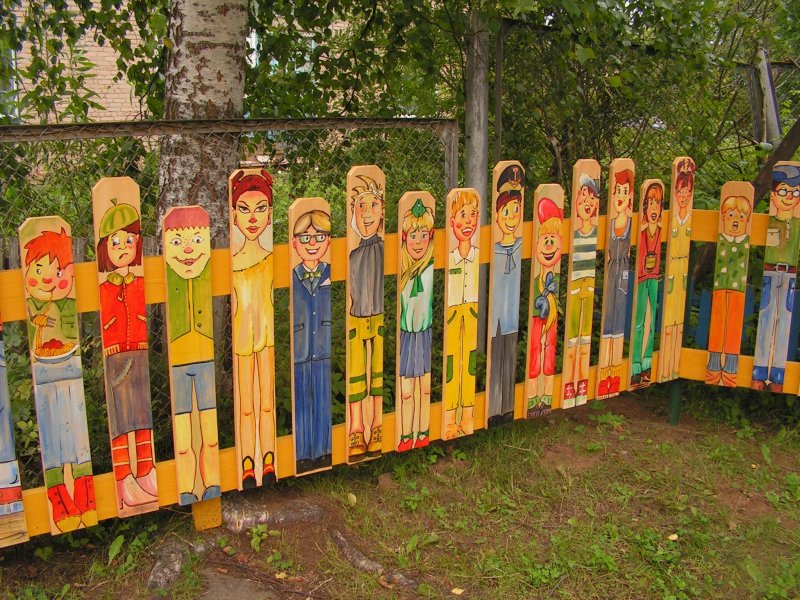 Разноцветный деревянный забор