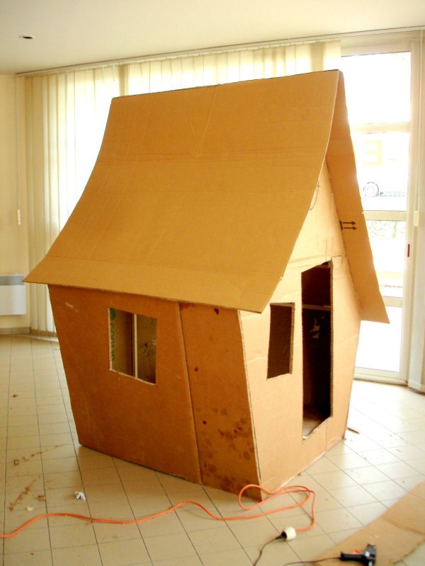 Маленький картонный домик