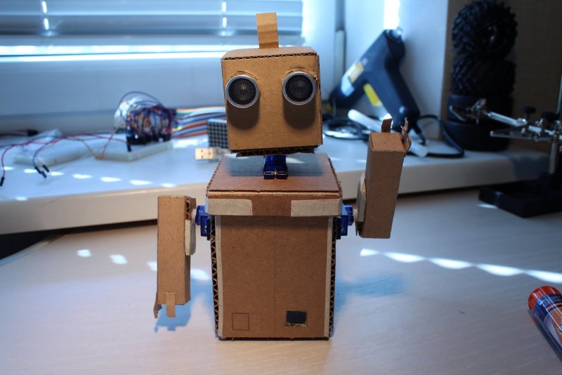 Робот Arduino картона