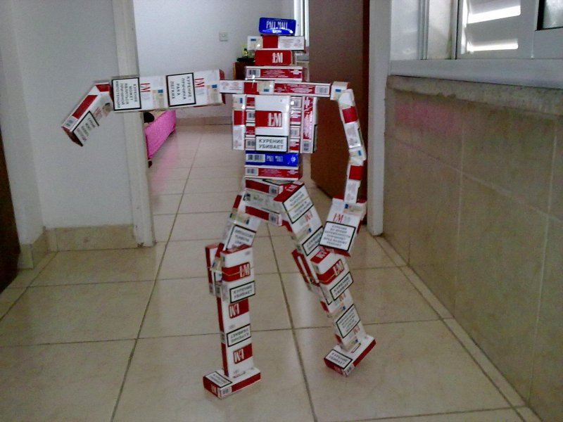 Робот из пачек сигарет