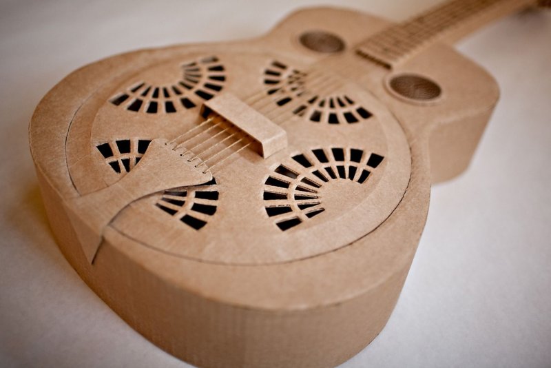 Гитара из картонной коробки