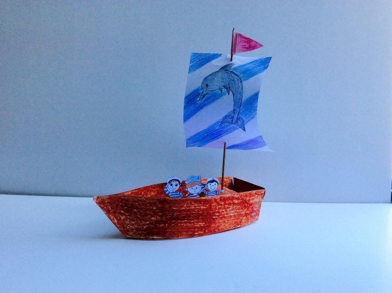Корабль с парусами из бумаги
