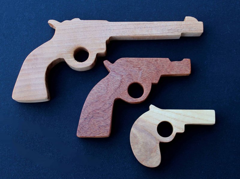 Пистолет для стрельбы резинками из картона