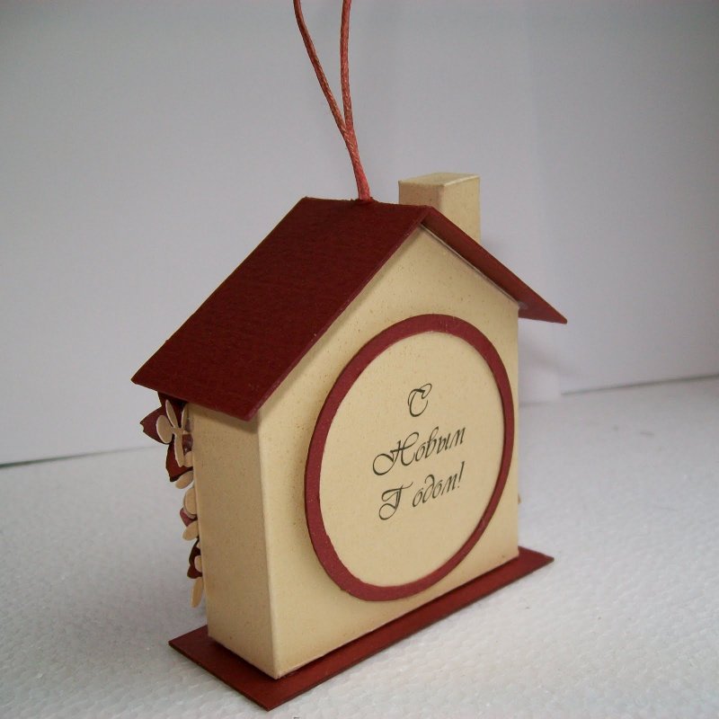 Елочная игрушка домик из картона