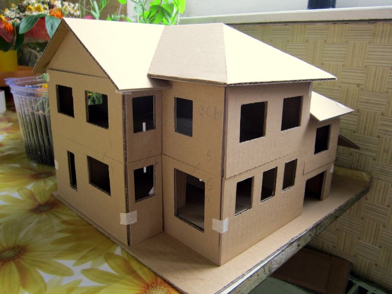 Двухэтажный домик из картона