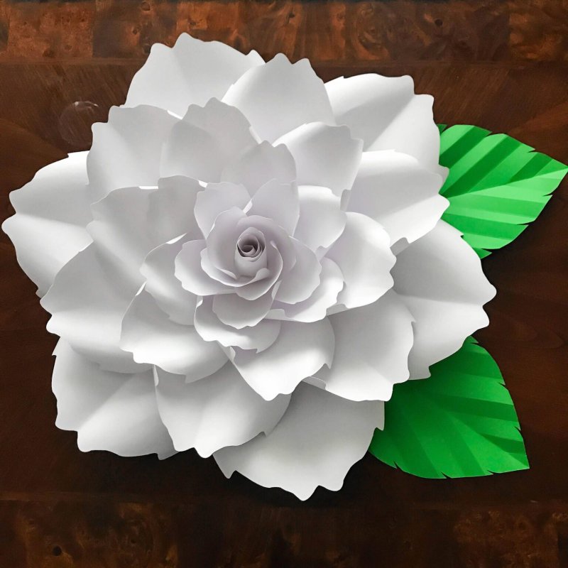 Белый цветок из бумаги