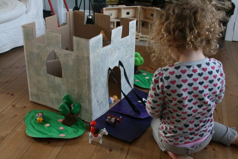Замок из коробок для детей