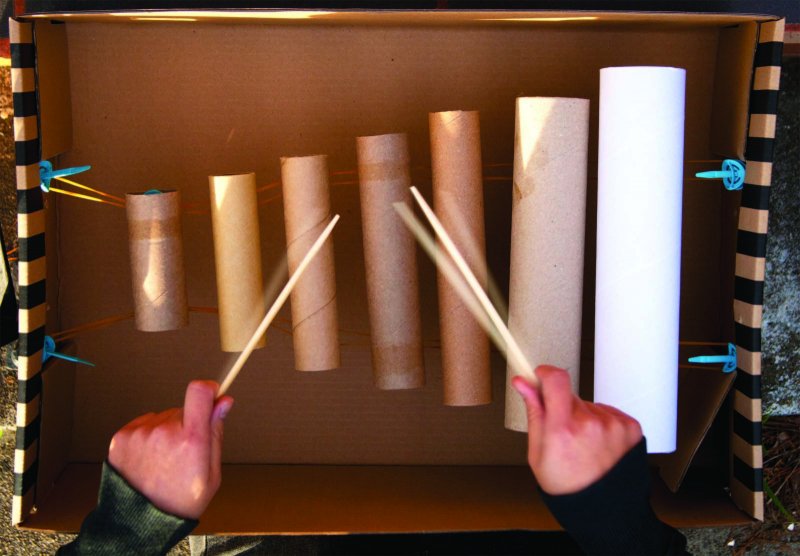 Музыкальный инструмент трубочки из картона