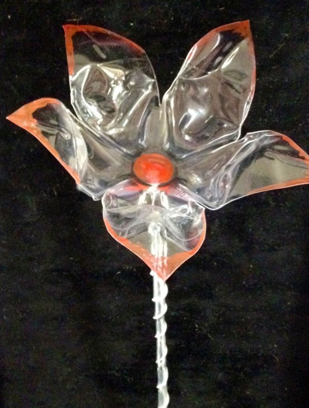 Модель цветка из бутылки