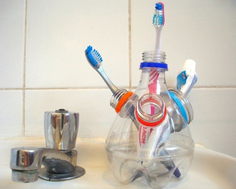 Подставка под зубные щетки из пластиковой бутылки