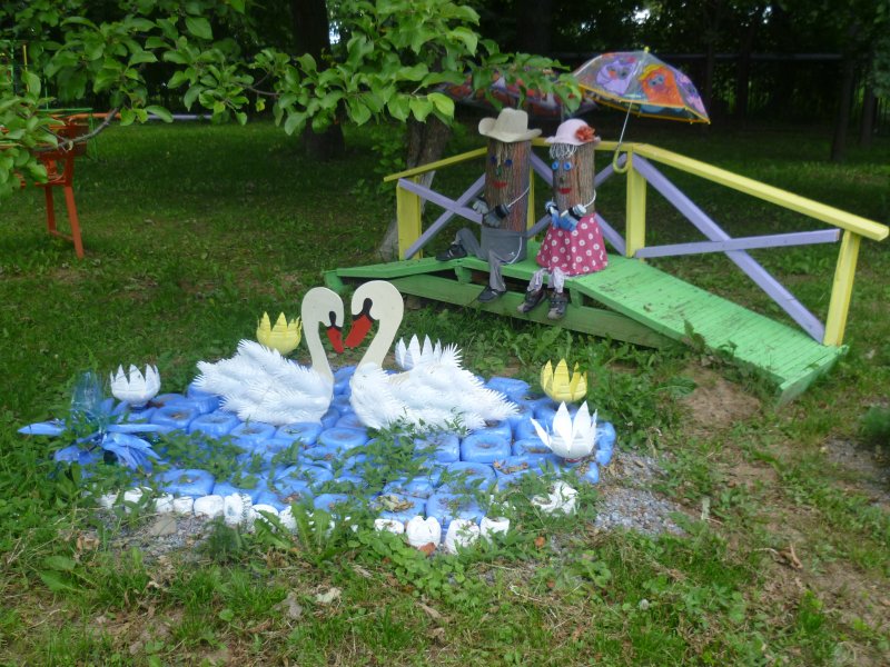 Лебеди на участке детского сада
