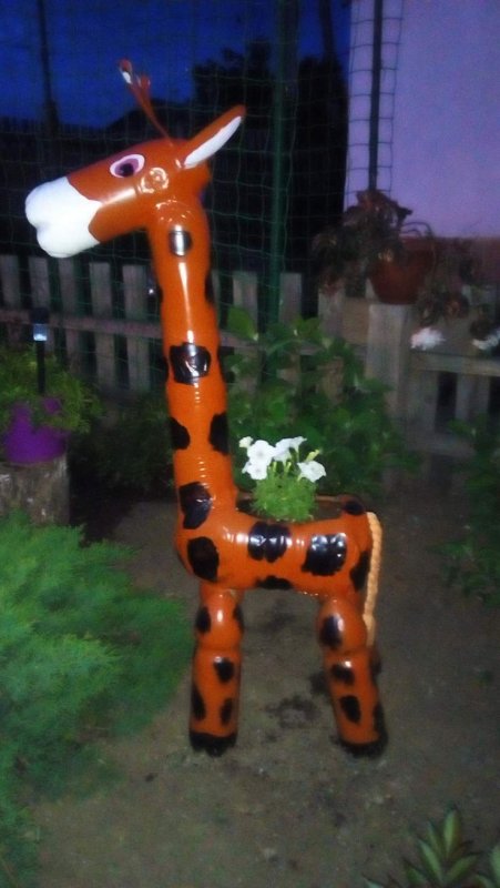 Жираф из пластиковых